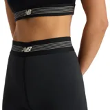 Short deportivo ajustado New Balance en color negro, con cintura elástica ancha a rayas y el logo de la marca en el centro.
