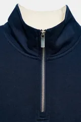 Sudadera roja de cuello alto con cierre frontal de cremallera y diseño de manga larga, con interior en tono contrastante.