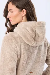 Campera de abrigo confeccionada en tejido sherpa suave, con capucha integrada y cierre frontal. Presenta un diseño de corderito premium con detalles en cuero sintético y bolsillos laterales.