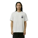 Remera blanca de manga corta con cuello redondo y un pequeño estampado gráfico en el pecho izquierdo. El estampado es oscuro con detalles en azul.