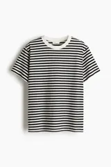 Remera de corte recto en punto suave de algodón con cuello redondo ribeteado y hombros ligeramente caídos. Diseño a rayas horizontales blancas y negras.