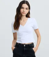 Blusa regular de algodón con elastano, color blanco, de manga corta y escote en V.
