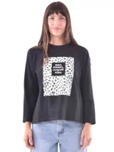 Remera negra de manga larga con estampado frontal de leopardo en blanco y negro, y texto "FIERCE, POWERFUL, UNSTOPPABLE WOMAN." en un recuadro negro.