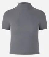 Blusa básica de ribana color marrón, con cuello alto y mangas cortas.