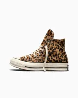 Championes Converse modelo Chuck 70 de bota alta, con parte superior de pelo sintético con estampado animal print de leopardo, cordones blancos y suela de goma con puntera de goma reforzada.