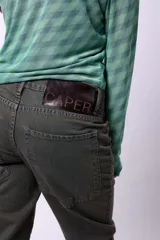 Pantalón de jean de corte recto con lavado desgastado en tonos tierra. Presenta tiro medio, costuras reforzadas y remaches metálicos.