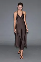 Vestido midi de satén marrón con escote en V ribeteado en encaje negro, tirantes finos y diseño fluido.