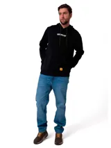Buzo con capucha de color negro, confeccionado en tejido French Terry. Presenta un diseño gráfico estampado en la espalda con motivos de carreteras y detalles en amarillo y azul, junto con la frase 'WE BUILT THE STREETS'. Incluye bolsillo tipo canguro, puños y dobladillo acanalados.