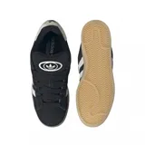 Championes adidas Campus 00s de estilo urbano, confeccionados en gamuza negra con las icónicas tres tiras laterales y refuerzo en el talón en color gris claro. Presentan una suela de goma color caramelo y cierre mediante cordones.