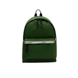 Mochila Lacoste de diseño clásico en color verde oscuro, con compartimento principal con cierre y bolsillo frontal con cierre decorado con una cinta con el logo de la marca. Cuenta con asa superior y correas ajustables.