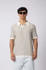 Chomba de tejido de punto con diseño de rayas verticales en tonos beige y marrón, cuello polo y mangas cortas con terminación acanalada.