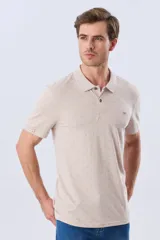 Remera polo de manga corta en color azul marino, con estampado sutil de pequeños motivos geométricos, cuello camisero y cartera con tres botones.