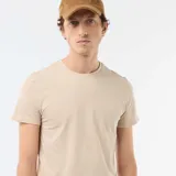 Camiseta de cuello redondo y manga corta, con corte ajustado al cuerpo.