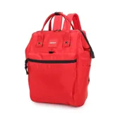 Mochila de nylon color rojo con apertura superior reforzada tipo boca de pez. Cuenta con un compartimento principal de gran capacidad, un bolsillo frontal con cierre, bolsillos laterales abiertos y un bolsillo de seguridad antirrobo en la parte posterior. Incluye asas superiores de mano con broche de unión y correas de hombro ajustables y acolchadas. Presenta un parche frontal con el logo de la marca Trendy.