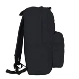 Mochila negra de estilo clásico con compartimento principal amplio, bolsillo frontal con cierre y bolsillos laterales. Incluye división interna para notebook.