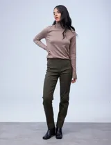 Pantalón negro de gabardina elastizada marca Zac & Rachel, con pretina ancha y faja interna modeladora. Tiene costura frontal pespunteada y bolsillos ojal simulados en la parte trasera.