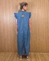 Vestido midi verde militar de rayas verticales blancas, con cuello alto con volados, mangas cortas con volados y cierre frontal completo de botones.