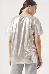 Remera de manga corta con acabado metalizado brillante en tono bronce, de corte holgado y cuello redondo.