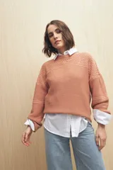 Sweater blanco de tejido de punto calado con escote redondo y mangas anchas.