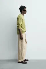 Pantalón chino regular fit de color negro, confeccionado en tejido de algodón. Cuenta con bolsillos frontales, detalle de bolsillo cerillero, bolsillos traseros de doble vivo y cierre frontal con cremallera y botón.