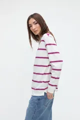 Remera polo de manga larga de algodón con textura suave, diseño a rayas horizontales en tonos beige, marrón y celeste, cuello blanco en contratono y media cartera de botones.