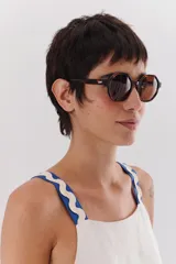 Lentes de sol negros con forma geométrica, con protección UV400 y polarizado.