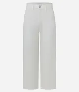 Pantalón recto de corte cropped, confeccionado en sarga de algodón. Presenta cintura con trabillas, cierre frontal con botón y cremallera, y bolsillos funcionales en el frente y en la parte posterior.