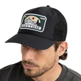 Gorra estilo trucker color negro con panel frontal de tela y parte trasera de malla. Presenta un parche bordado en el frente con diseño de montaña y el logo de la marca Rhythm.