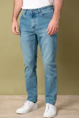 Pantalón de jean azul oscuro, corte recto y relajado, con cintura estándar y bolsillos delanteros y traseros.
