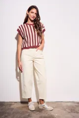 Chaleco de punto con rayas verticales color beige y marrón, de corte holgado y sin mangas.