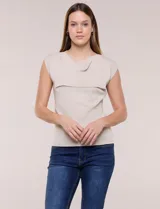 Buzo sin mangas de punto fino color beige, con calce al cuerpo y escote volcado estructurado con solapa superpuesta en el pecho.