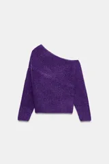 Jersey de punto de textura suave en color violeta, con diseño asimétrico de un solo hombro y manga larga.