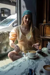 Camisa color mostaza de lino con corte en la cintura y abotonadura central. Tiene manga abullonada con detalle de elástico en puños.