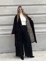 Tapado largo color beige de corderoy con forro animal print, de corte amplio.