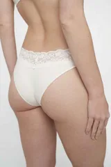 Bombacha de bikini roja con cintura de puntilla.