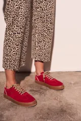 Pantalón de jean con estampado animal print, corte recto y tiro medio.