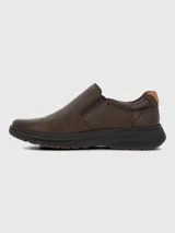 Zapato tipo slip-on de cuero marrón con paneles elásticos laterales para un ajuste cómodo y suela de goma oscura con diseño estriado.