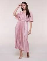 Vestido maxi de satén color rosado, con escote en V cruzado, mangas cortas amplias, cintura elastizada con lazo de ajuste y falda plisada con forro interno.