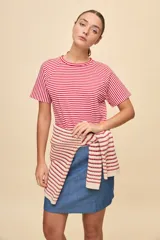 Remera de manga corta con diseño a rayas horizontales en azul marino y blanco, cuello redondo y mangas ranglán.