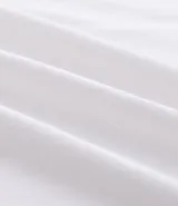 Remera de manga larga con cuello redondo, confeccionada en algodón. Presenta un corte comfort holgado y una pequeña etiqueta decorativa en el bajo.