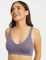 Bralette de lycra color lila, sin aro, marca Montelle. Tiene copas internas removibles, breteles fijos regulables y cierre trasero de tres posiciones.