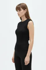 Remera Curea de lyocell en color blanco, al cuerpo, con cuello alto y diseño sin mangas.