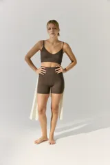 Biker deportiva de tejido seamless color marrón oscuro, con cintura alta ancha y logo R11 estampado en la parte trasera.
