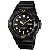 Reloj Casio deportivo con estética diver, caja redonda de resina negra y malla de resina a juego. Esfera negra con índices luminiscentes, bisel giratorio numerado y ventana de calendario con día y fecha.