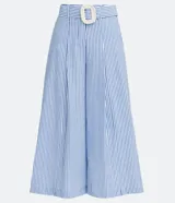 Pantalón pantacourt a rayas verticales azules y blancas, confeccionado en algodón. Incluye cinturón blanco con hebilla forrada.