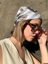 Lentes de sol con montura marrón y cristales espejados azules. Diseño aviador con doble puente y patillas delgadas.