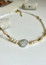Collar corto con cadena de acero dorado y perlas barrocas de río blancas y rosas.