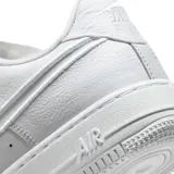 Championes Nike Air Force 1 Dance de corte bajo, confeccionados en cuero blanco con detalles texturizados. Presentan un diseño de swoosh lateral con acabado brillante y costuras visibles, manteniendo la estética clásica del modelo con suela de goma resistente.
