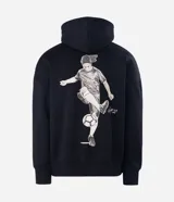 Buzo con capucha de corte boxy, confeccionado en tejido fleece. Presenta una estampa artística en la espalda que ilustra a un jugador de fútbol y firma bordada en el pecho.