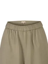 Pantalón ancho color verde militar, con cintura elástica y detalles de bordado inglés y calados en el ruedo.